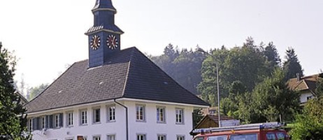 Schulhaus_mit_Kirchturm.jpg